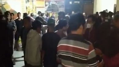 Photo of Pastikan Penangkapan Pelaku Penculikan Anak, Ratusan Warga Datangi Polsek Balige