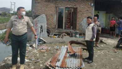 Photo of Atap Rumah Warga Berterbangan, Angin Kencang Melanda Kota Medan