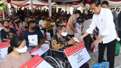 Photo of Kunjungi Pasar Alasa Nias, Presiden Jokowi Serahkan Bantuan ke Pedagang