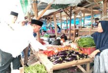 Photo of Terus Tepati Janji, 2 Bulan Gaji Pokok Bupati Madina Diserahkan Kepada Pedagang