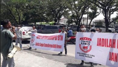 Photo of Pemuda Lira Kota Medan Hadiahi Kejati Sumut Boneka Berdaster saat Gelar Unjuk Rasa
