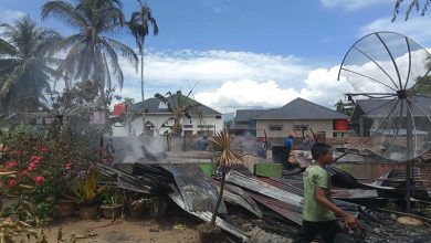 Photo of Ditinggal Penghuninya, 3 Rumah Warga di Madina Terbakar