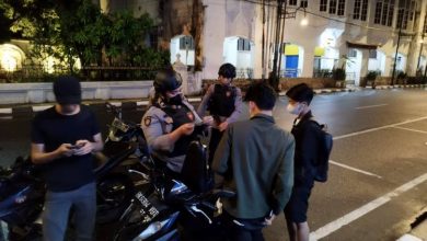 Photo of Antisipasi Kejahatan Jalanan, Polisi Bubarkan Kerumunan Pemuda dan Periksa Pengendara Motor