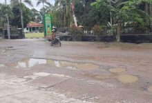 Photo of Dandim 0204/DS Diganti, Warga Harapkan Perbaikan Jalan Rusak depan Makodim