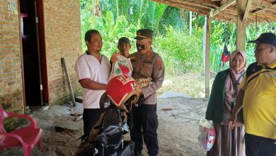 Photo of Kapolsek AKP Simbolon bersama Ketua PAMK Galang Keliling Tinjau Lokasi Banjir