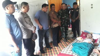 Photo of Camat Galang Besuk Warga Tanjung Gusti Penderita Kanker Usus