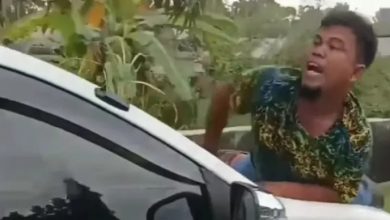 Photo of Viral! Preman Naik Kap Mobil, Supir Melaju Hingga Markas TNI, Netizen Beri Komentar…
