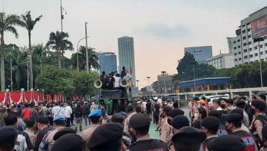 Photo of Sempat Ricuh, Massa Demo di DPR Membubarkan Diri