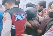 Photo of Warga Bentrok dengan Polisi, Tolak Lapangan Bola Ditembok