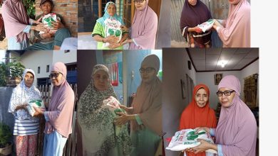 Photo of Sedekah Beras dari Abdul Azis Lubis, Guru Ngaji, Janda dan Penggali Kubur Ucap Syukur