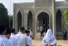 Photo of Kanit Binmas Polsek Galang Pimpin Upacara Bendera di Madrasah Al Washliyah Petumbukan