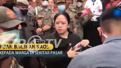 Photo of Wajah Puan Maharani Cemberut dan Lempar Kaos Jadi Sorotan, Pengamat: Merakyat Tak Bisa Pura-Pura