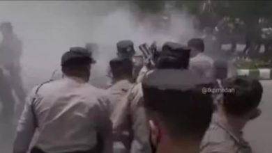 Photo of Mahasiswa di Siantar Demo Tolak Kanaikan Harga BBM, Aksi Berakhir Ricuh