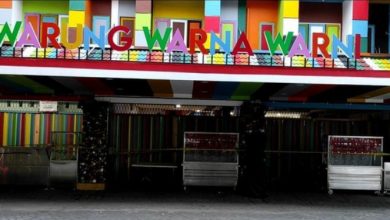 Photo of Warung Warna-warni Milik Apin BK yang Dijadikan Tempat Judi Online Disegel Polisi