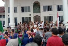 Photo of Masyarakat Geruduk Kantor Bupati Asahan, Adukan Jalan yang Diputus Perusahaan Sawit