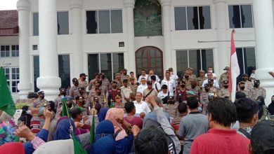 Photo of Masyarakat Geruduk Kantor Bupati Asahan, Adukan Jalan yang Diputus Perusahaan Sawit