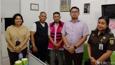 Photo of Korupsi Dana Bumdes, Bendahara Desa di Asahan Tebar Senyuman Saat Ditangkap