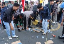 Photo of Usai Demo Tolak Kenaikan BBM, Kapolres dan Mahasiswa Kompak Pungut Sampah