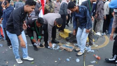 Photo of Usai Demo Tolak Kenaikan BBM, Kapolres dan Mahasiswa Kompak Pungut Sampah
