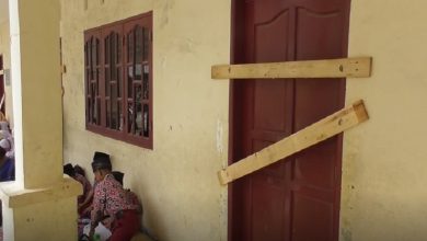 Photo of Pintu Kelas Disegel, Ratusan Siswa SD di Deliserdang Belajar di Teras