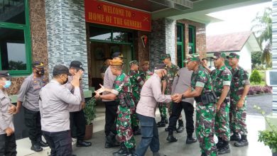 Photo of HUT TNI Kapolresta Deli Serdang Bawa Kue dan Nasi Tumpeng ke Makodim