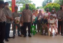 Photo of Polsek Beringin Bagikan 50 Karung Beras kepada Warga