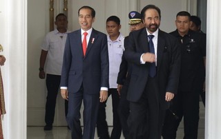 Photo of Viral, Gestur Jokowi Enggan Dipeluk Surya Paloh saat HUT Golkar