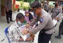 Photo of Kapolsek Galang Polresta Deli Serdang Bagikan Paket Sembako ke Warga yang Membutuhkan