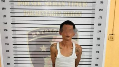 Photo of Wajahnya Lebam Dihajar Warga, Residivis Kepergok Curi Motor di Medan