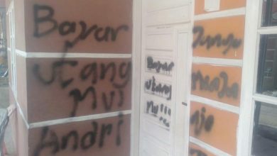 Photo of Gegara Utang Rp 300 Ribu, Rumah IRT di Asahan Dicoret Rentenir