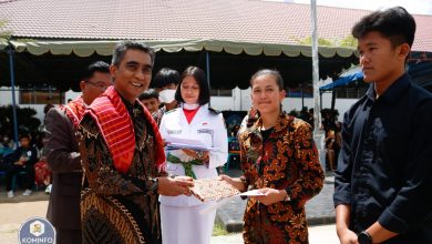 Photo of Wakil Bupati Karo Hadiri Peringatan HUT ke-50 SMA Negeri 1 Berastagi, Siswa Berprestasi Diberikan Hadiah