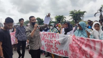 Photo of Tolak Pelantikan Kades, Warga 3 Desa di Asahan Demo ke Kantor Bupati
