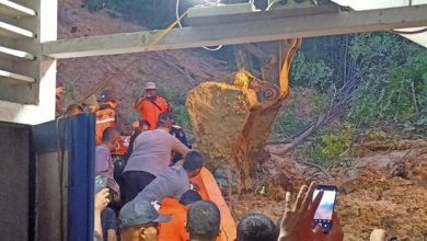 Photo of Ibu dan 2 Anak Korban Tewas Tertimbun Longsor di Tapteng Berhasil Dievakuasi