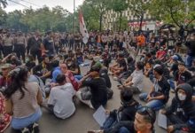Photo of Tuntut Keadilan, Korban Tragedi Kanjuruhan Demo di Mabes Polri
