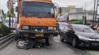 Photo of Pengendara Motor Tewas Ditabrak Truk di Binjai, Korbannya Ayah dan Anak