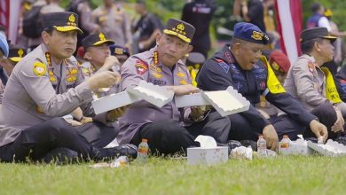 Photo of Kapolri Makan Nasi Kotak Bareng Anggota di Apel KTT G20