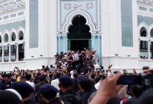 Photo of Usai Shalat Jumat di Masjid Raya, Anies Baswedan Dikerubungi Ribuan Warga Medan