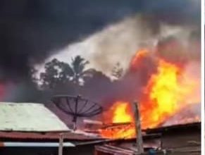 Photo of Api Mengamuk, 10 Unit Rumah Warga Hangus dan Rata Dengan Tanah