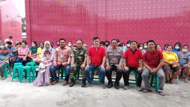 Photo of Camat Galang Bersama Yayasan Budi Murni Berikan Angpao kepada Warga Prasejaterah