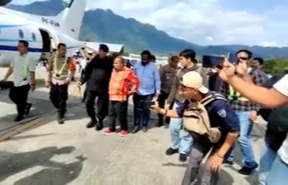 Photo of Ricuh Pendukung Enembe di Bandara, 3 Terluka Tembak, 1 Tewas