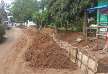 Photo of Warga Galang Kota Mengeluh, Tumpukan Korekan Tanah Proyek Drainase Ganggu Pengguna Jalan