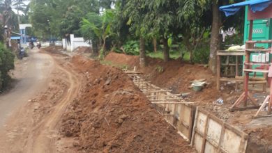 Photo of Warga Galang Kota Mengeluh, Tumpukan Korekan Tanah Proyek Drainase Ganggu Pengguna Jalan