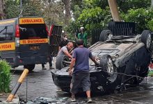 Photo of Mahasiswa Pengemudi Honda Jazz Warga Humbahas Tewas Setelah Tabrak Pagar Supermarket