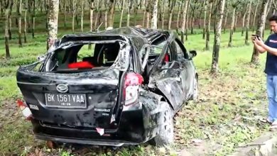 Photo of 6 Orang Terluka, Mobil Bawa Rombongan 1 Keluarga Terguling di Asahan