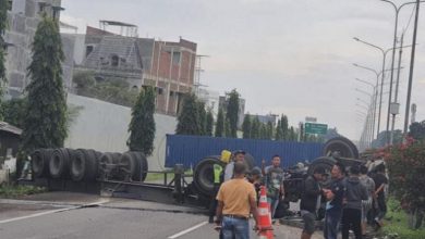 Photo of Truk Kontainer Terguling Tutupi Ruas Jalan, Tol Belmera Sempat Macet Total