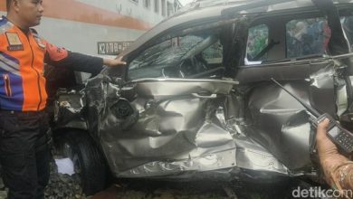 Photo of Dua Orang Alami Luka Serius, KA Sri Bilah Tabrak Mobil di Labuhanbatu