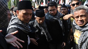 Photo of Bentangkan Bendera Partai Ummat di Masjid Cirebon, Ini Penjelasan Kader