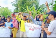 Photo of Puluhan Emak-emak di Batu Bara Bakar Ban Minta Galian C Ditutup
