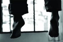 Photo of Akhiri Hidup Secara Tragis, Oknum Polisi Gantung Diri di Pintu Kamar Mandi Rumahnya