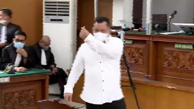 Photo of Kuat Ma’ruf Tunjukkan Gesture Finger Love Sebelum Sidang Vonis